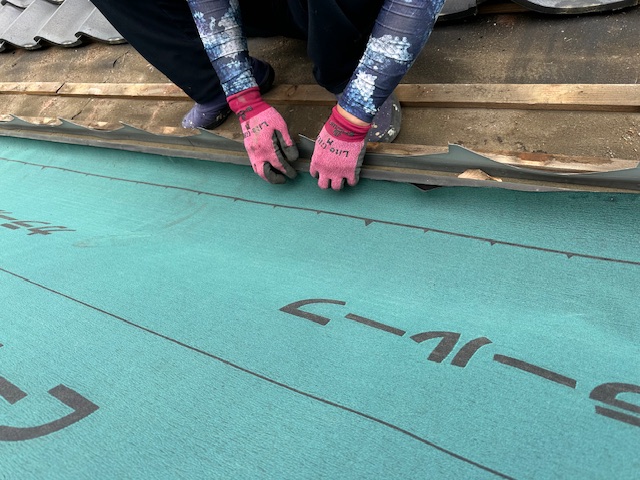 ルーフィングの敷き込み中です