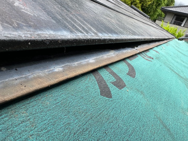 ルーフィングの敷き込み中です