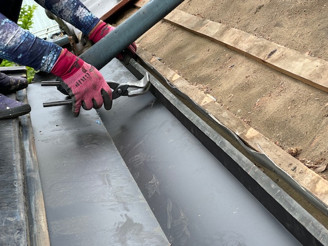 板金の加工中です