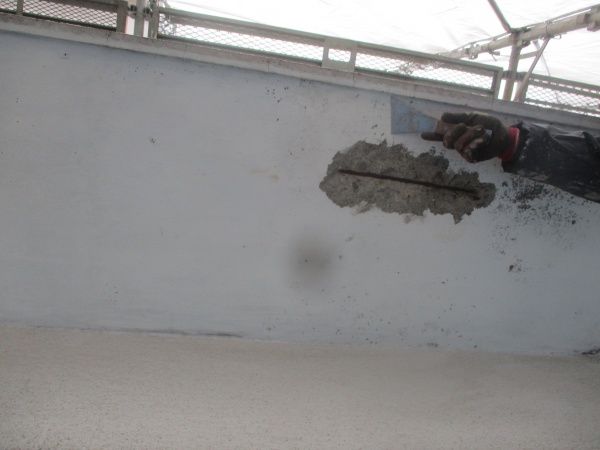 コンクリートの軒天ケレン中です