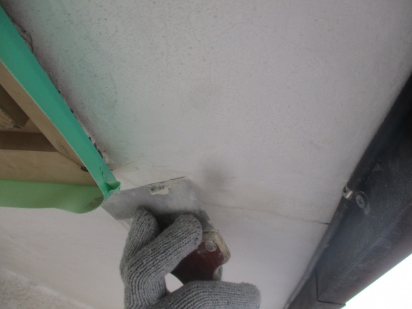 軒天ひび割れパテ補修中です