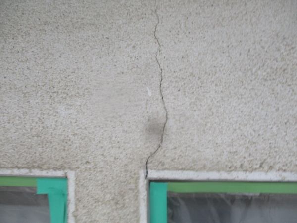 外壁のひび割れです