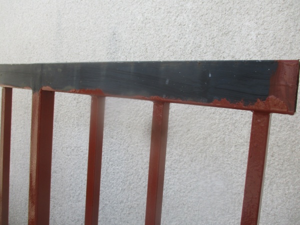 手摺のさび止め塗装中です