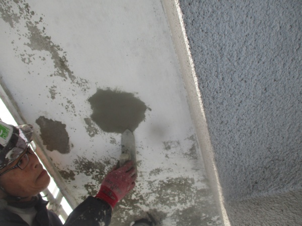 補修箇所に詰めていきます