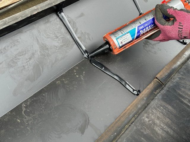 谷樋繋ぎの防水シーリング中です