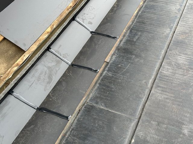 谷樋繋ぎの防水シーリング中です