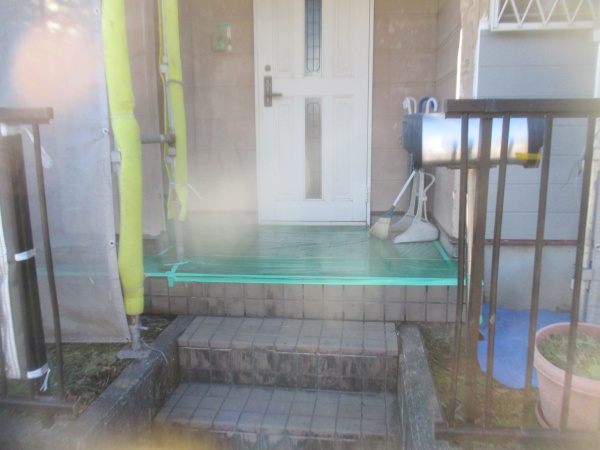 玄関周りの土間養生をしました