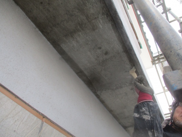 軒天コンクリート部の下塗り中です