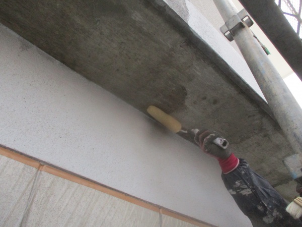 軒天コンクリート部の下塗りローラー塗装中です