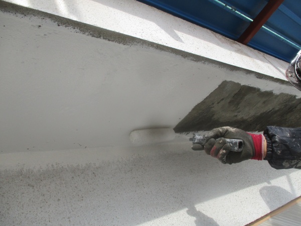 軒天ケンエース塗装中です