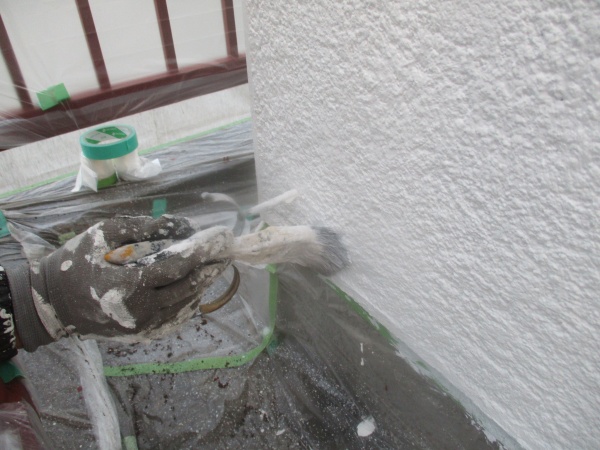 フィラー下塗り刷毛塗装中です