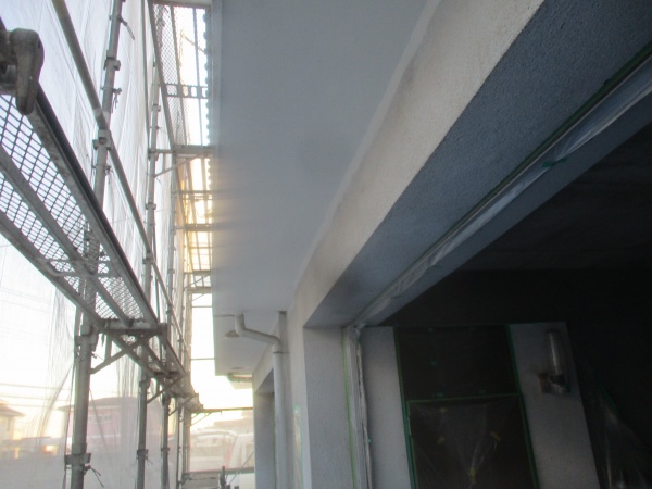 軒天中塗り終了です