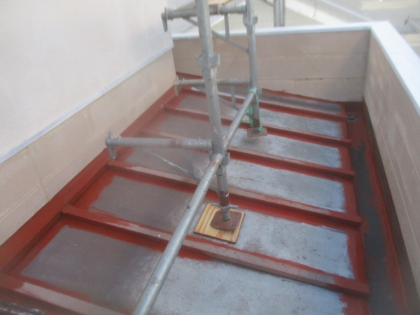 下屋根の板金屋根にさび止めのだめ込みをしました