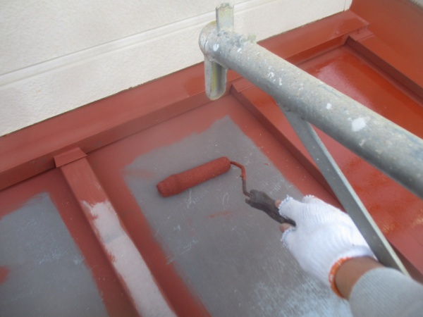 １階の板金屋根のローラー塗装をしました