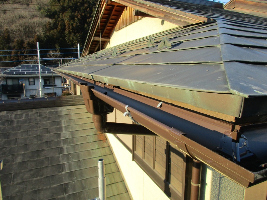 軒樋取り付け作業