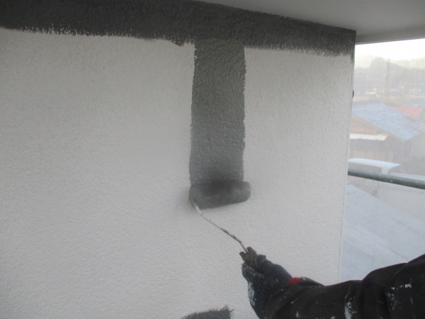 ２階の中塗りローラー塗装中です