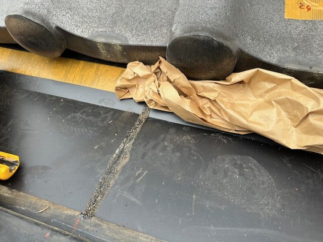 バックアップ材を取り付け中です