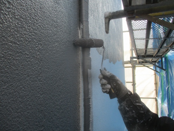 ２階のエアコンホース中塗り中です