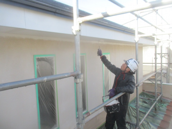 軒天の塗装中です