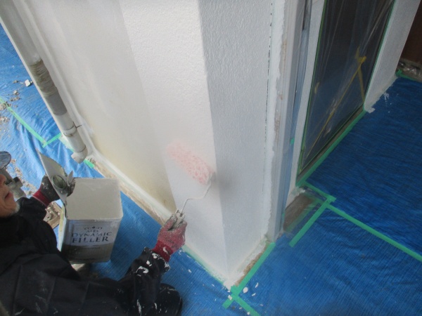 １階柱の下塗り中です