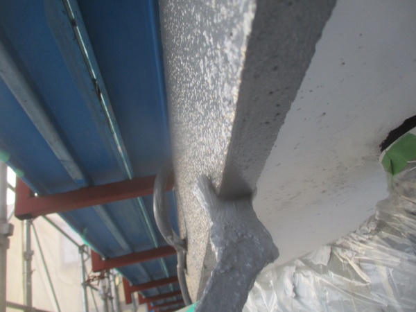 １階の中塗り刷毛塗装中です