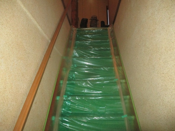 室内階段塗装の養生です