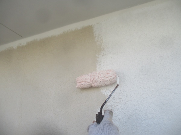 下塗りのローラー塗装中です