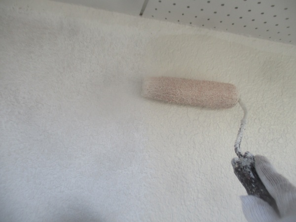 上塗りのローラー塗装中です