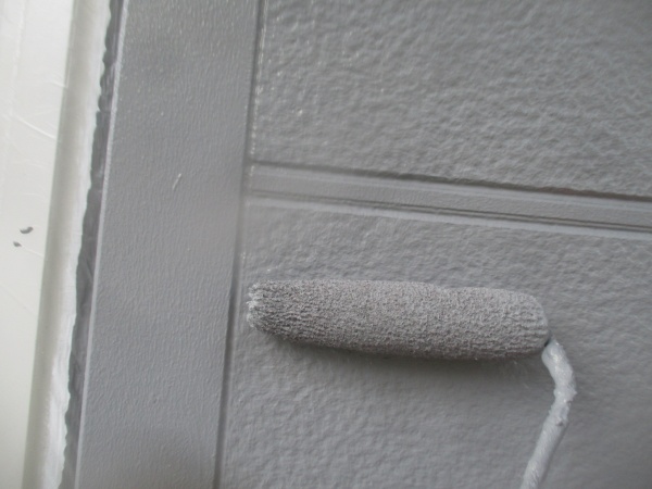 １階の上塗り塗装中です