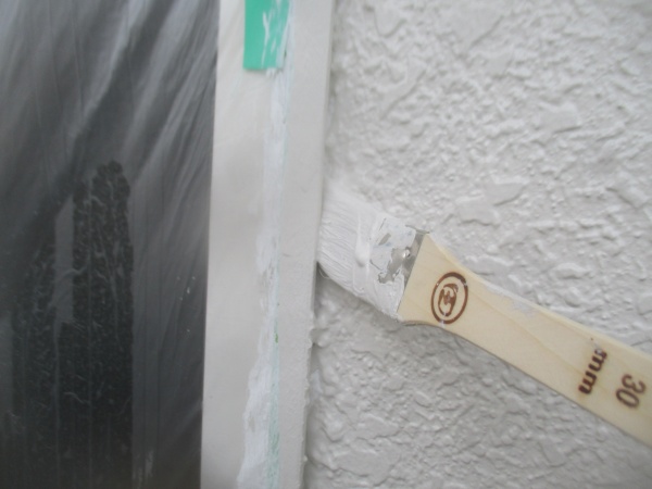 ２階の中塗り刷毛塗装中です