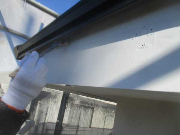 破風板の刷毛塗装中です