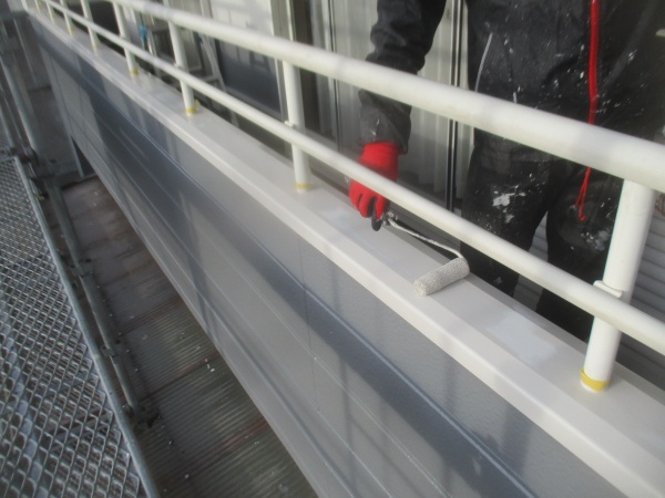 笠木のローラー塗装中です