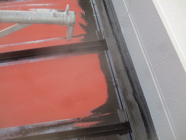 １階の屋根の刷毛塗装が終了しました