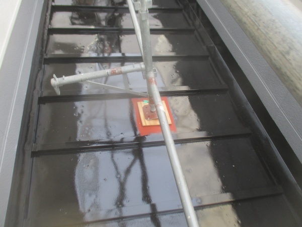 １階屋根の中塗りが終了しました