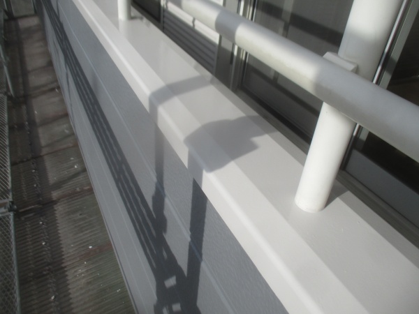 笠木の上塗りが終了しました