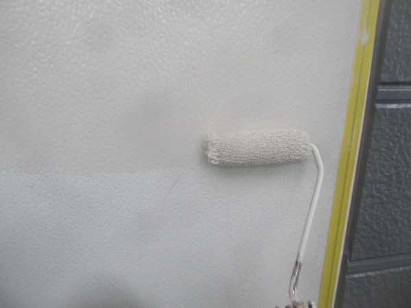 勝手口ドアの中塗りローラー塗装中です