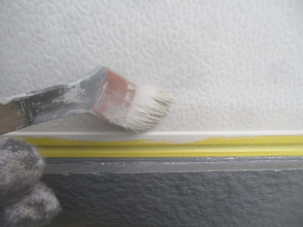 勝手口ドア中塗り中刷毛塗装中ですです