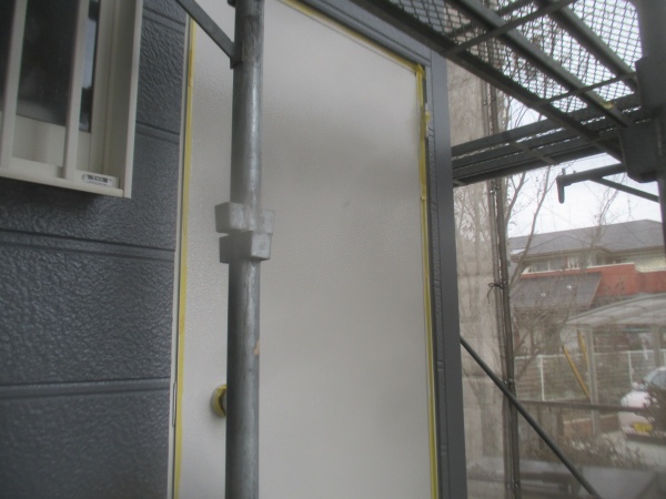 勝手口ドアの中塗りが終了しました