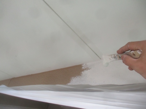 下塗りのフィーラーの塗装中です