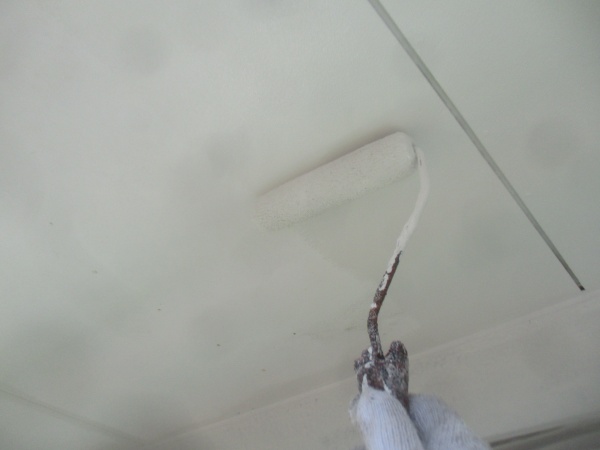 軒天の塗装中です