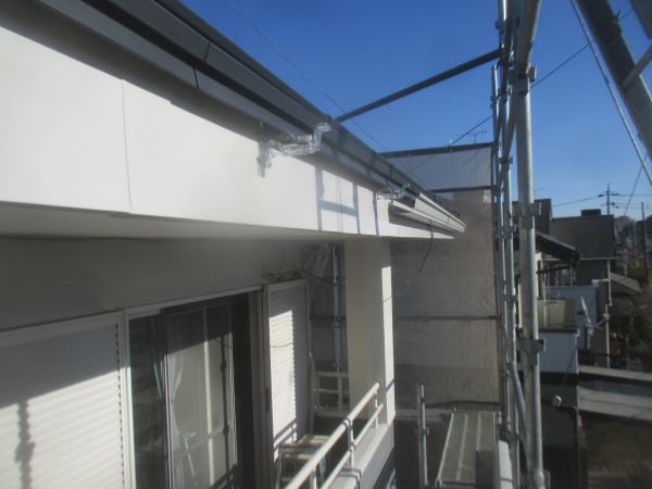 軒樋金具を取り付けました