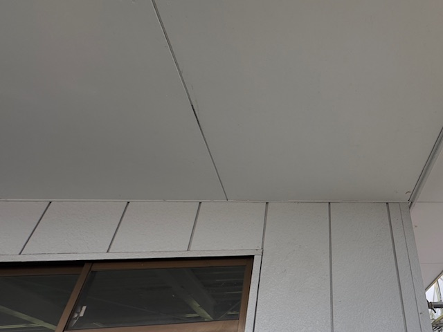 洗浄後の軒天です