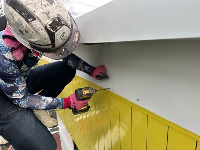 隠し板金の取り付け中です