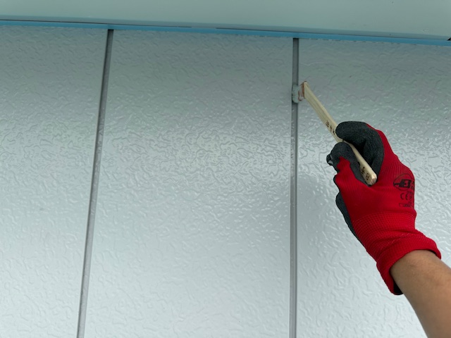 金属サイディングの塗装中です