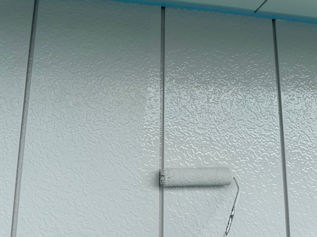 金属サイディングの塗装中です