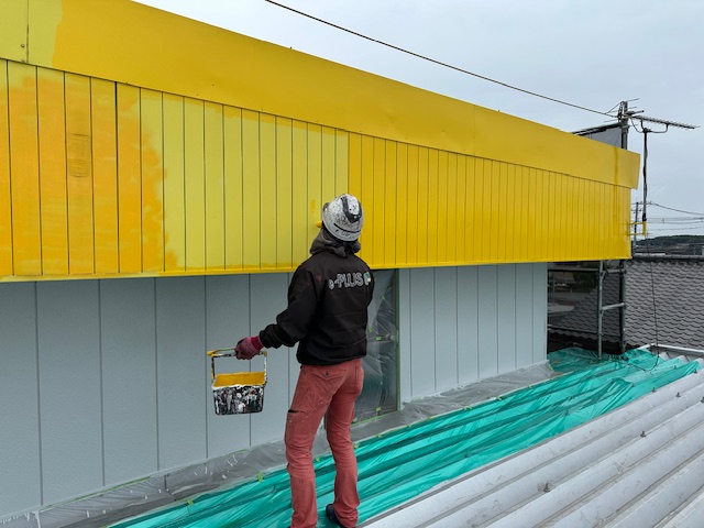 ローラー塗装中です