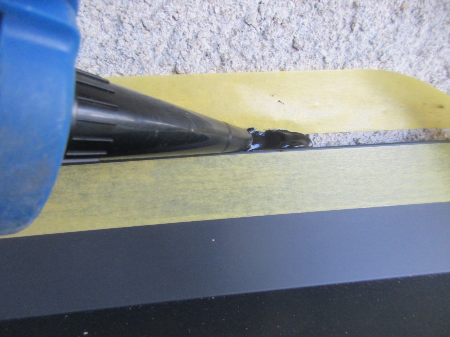 マスキングをしてシーリング材を塗布しました