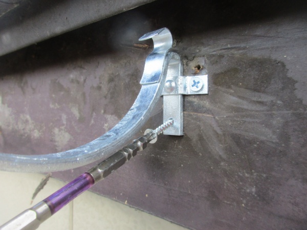 軒樋金具を取り付けました