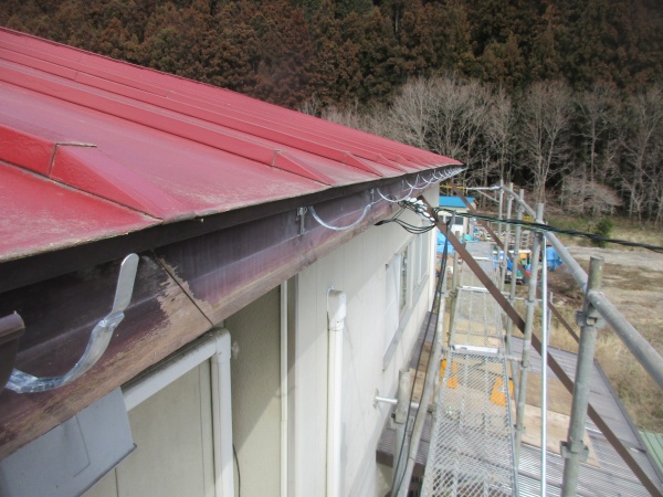 軒樋金具の取り付けが終了しました
