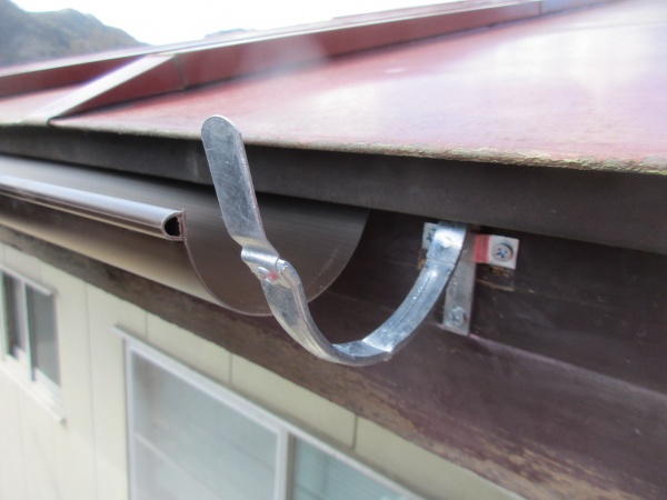 軒樋を取り付けました